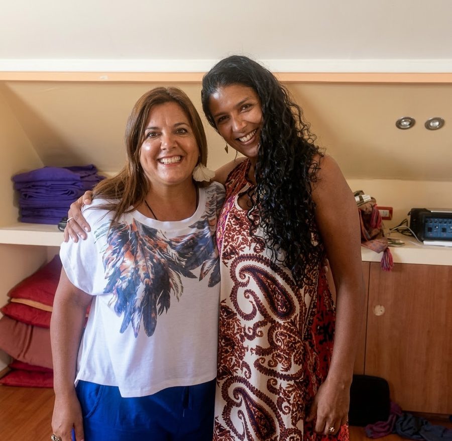 Claudia Pérez Aizpurú junto a Sajeeva Hurtado, sonriendo, en Chile en 2017